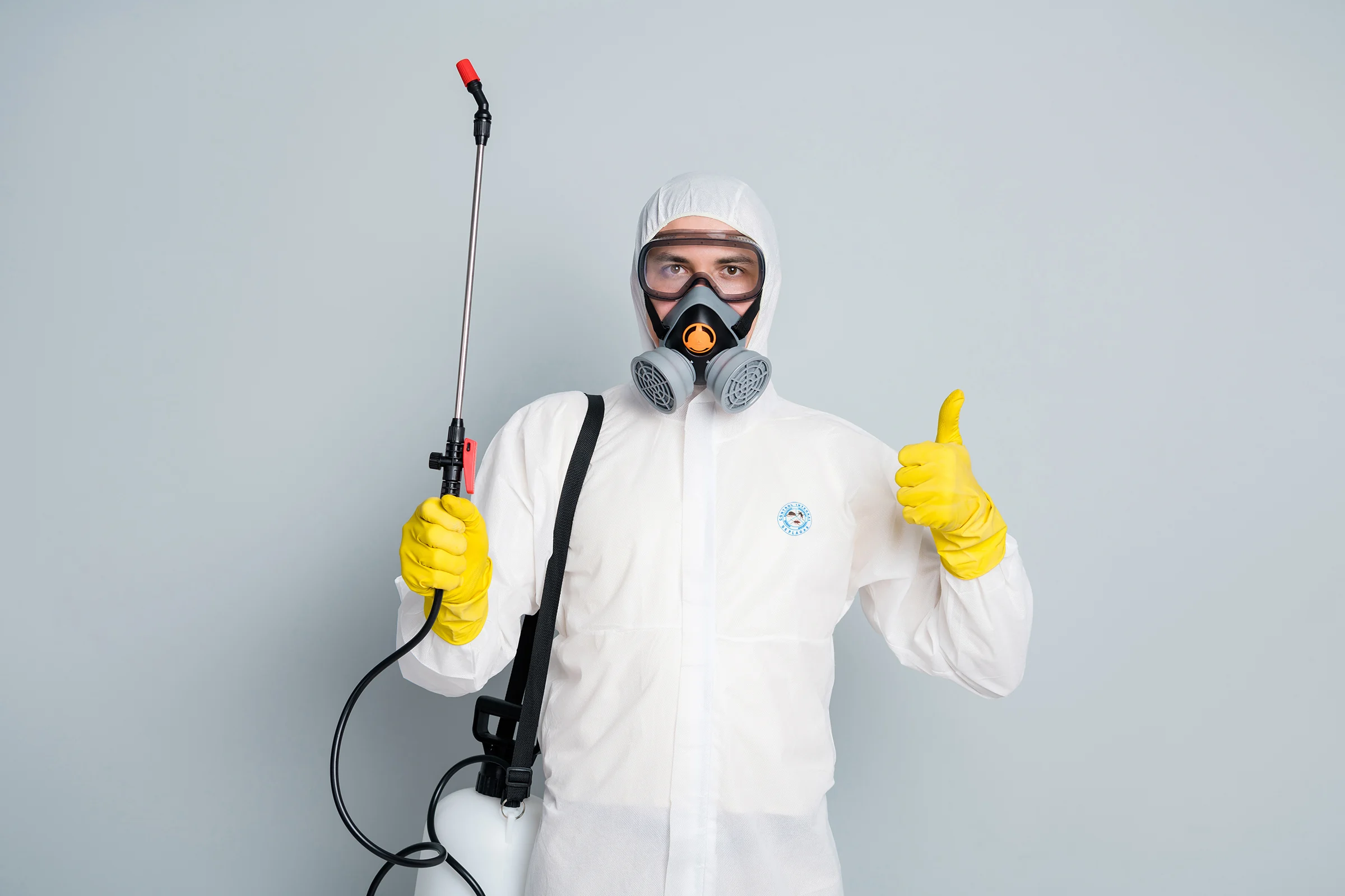 Operario de control de plagas con equipo de proteccion y mascarilla