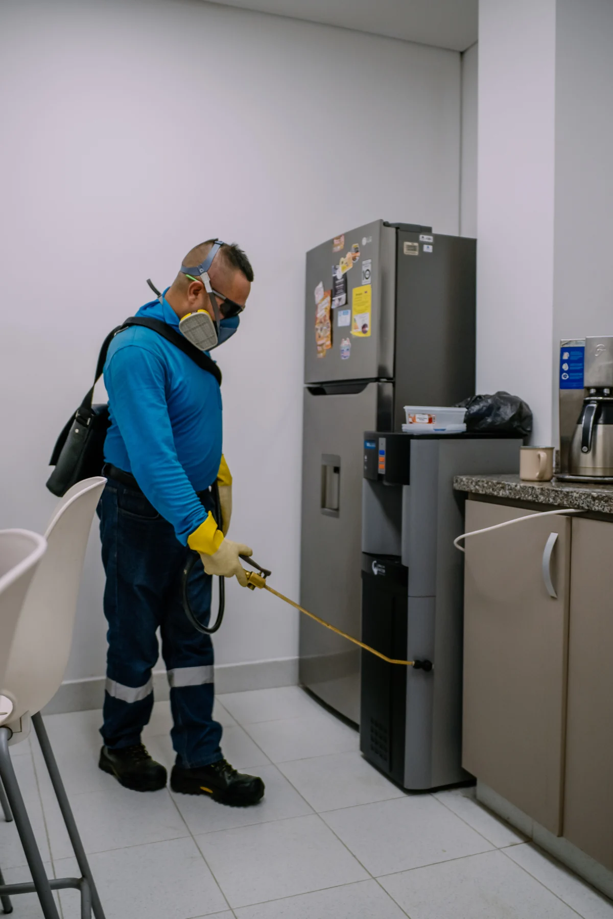 Tecnico fumigando un apartamento en Cali