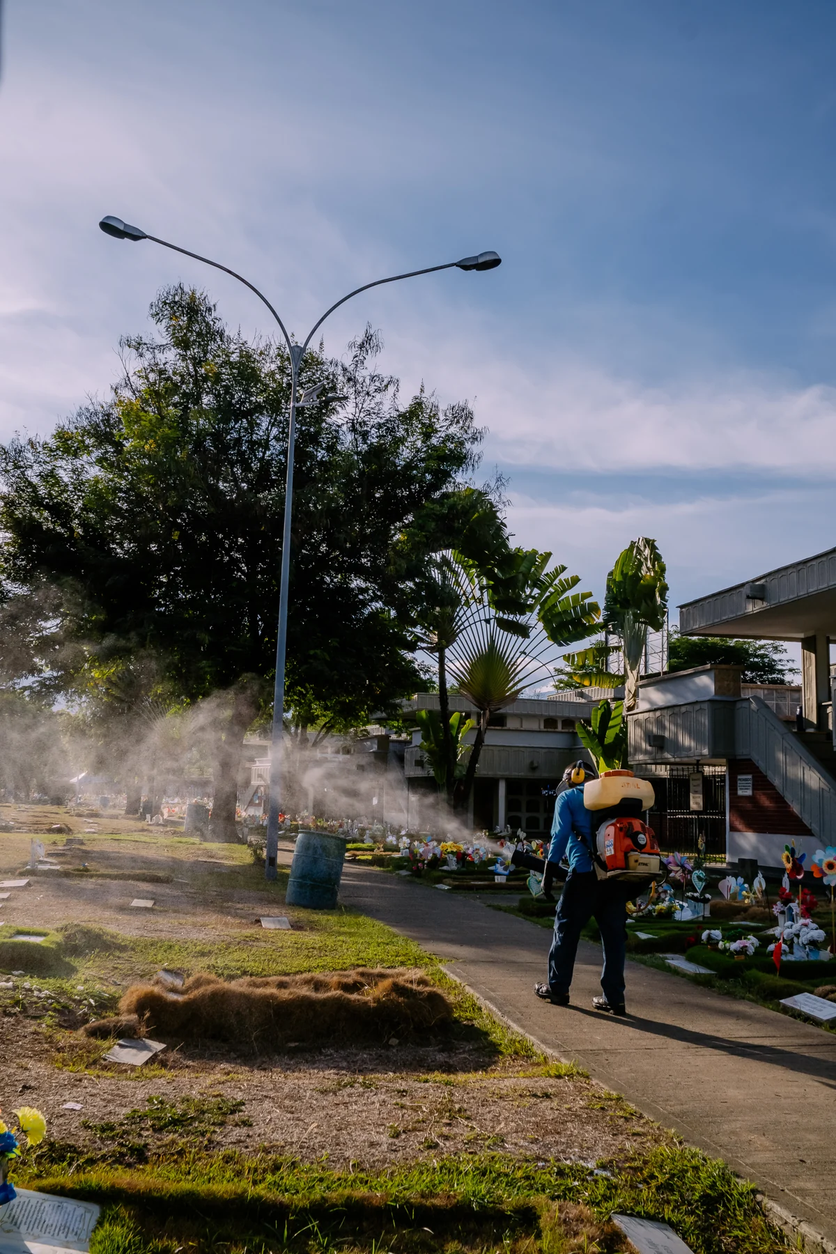 Tecnicos de control de plagas fumigando en el cementerio de Cali