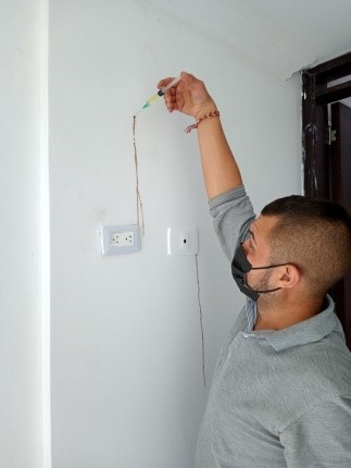 Aplicación de inmunizante con jeringa en perforaciones de donde salen los caminos | controlintegralplagas.com